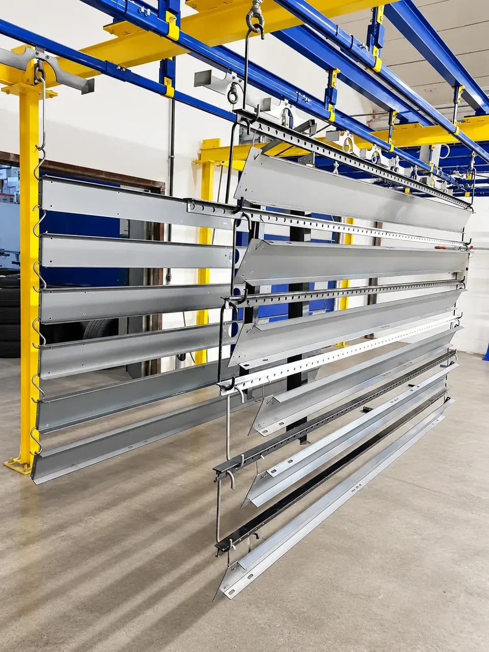 Serie grau pulverbeschichteter Metallprofile