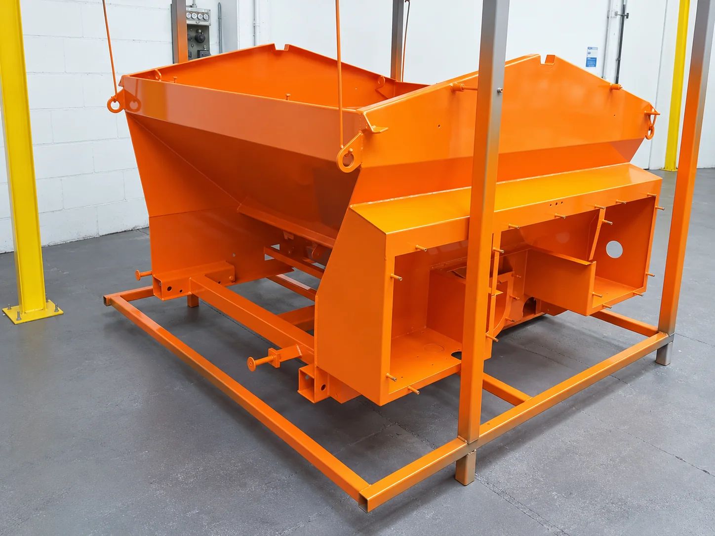 Orange pulverbeschichtetes Industriebauteil bei Pascher Pulverbeschichtung