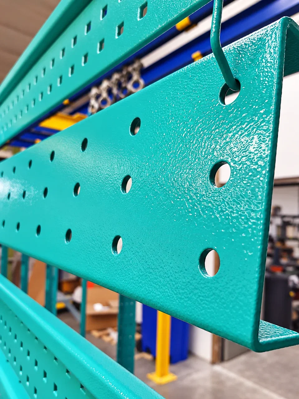 Detail einer türkis pulverbeschichteten strukturierten Oberfläche