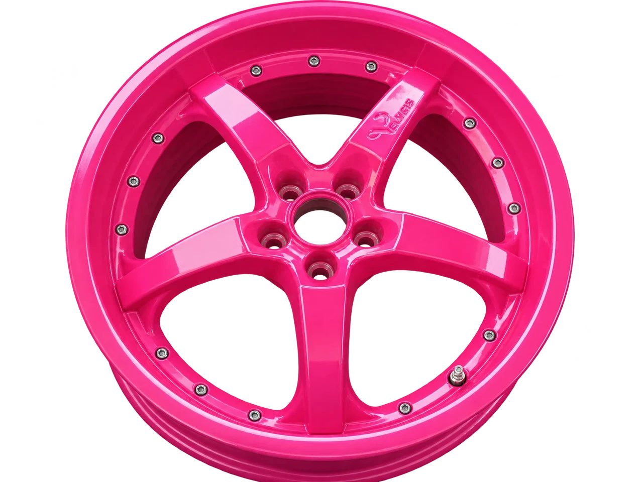 Pulverbeschichtete Fünfspeichenfelge in RAL 4010 Telemagenta